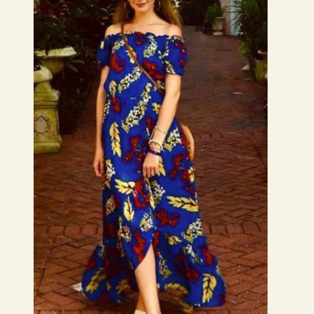 Beautiful off the shoulders ruffle dress. Good Used Condotion. size M
